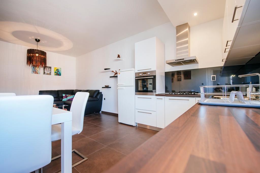 Golden Bridge Apartment With Private Parking زادار الغرفة الصورة